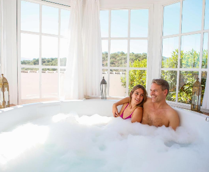Foto de una pareja tomando un baño de espuma en el jacuzzi La Bobadilla, a Royal Hideaway Hotel 